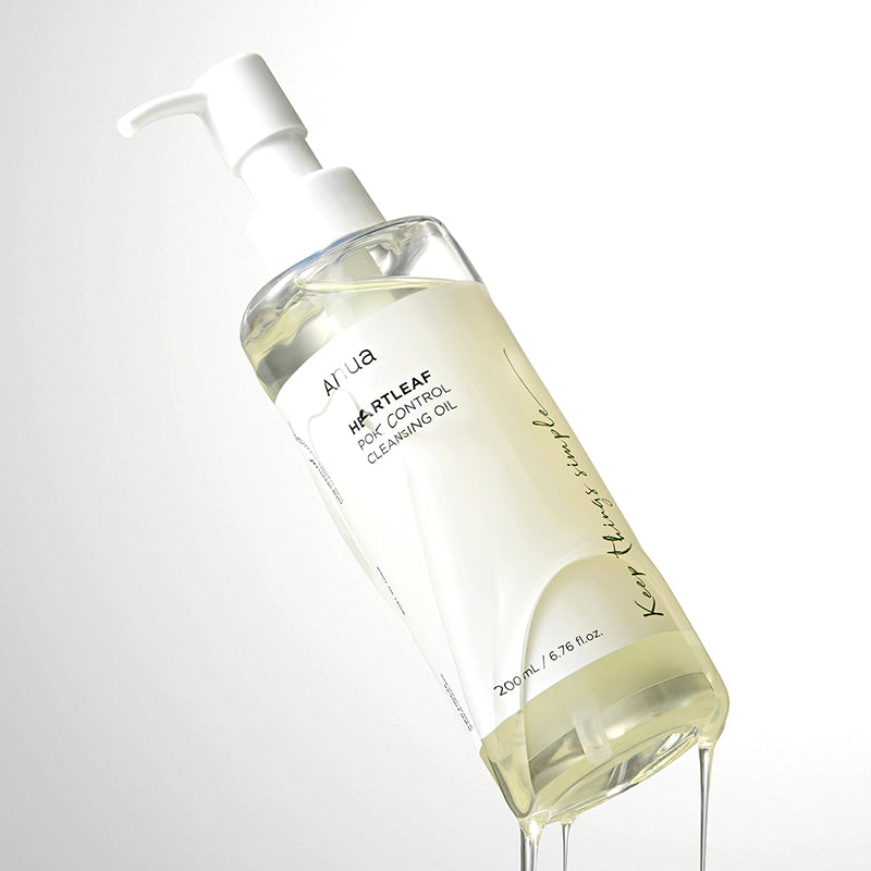 Botella del aceite limpiador Anua Heartleaf inclinada con aceite goteando, fondo neutro y tipografía verde destacando el lema Keep Things Simple.