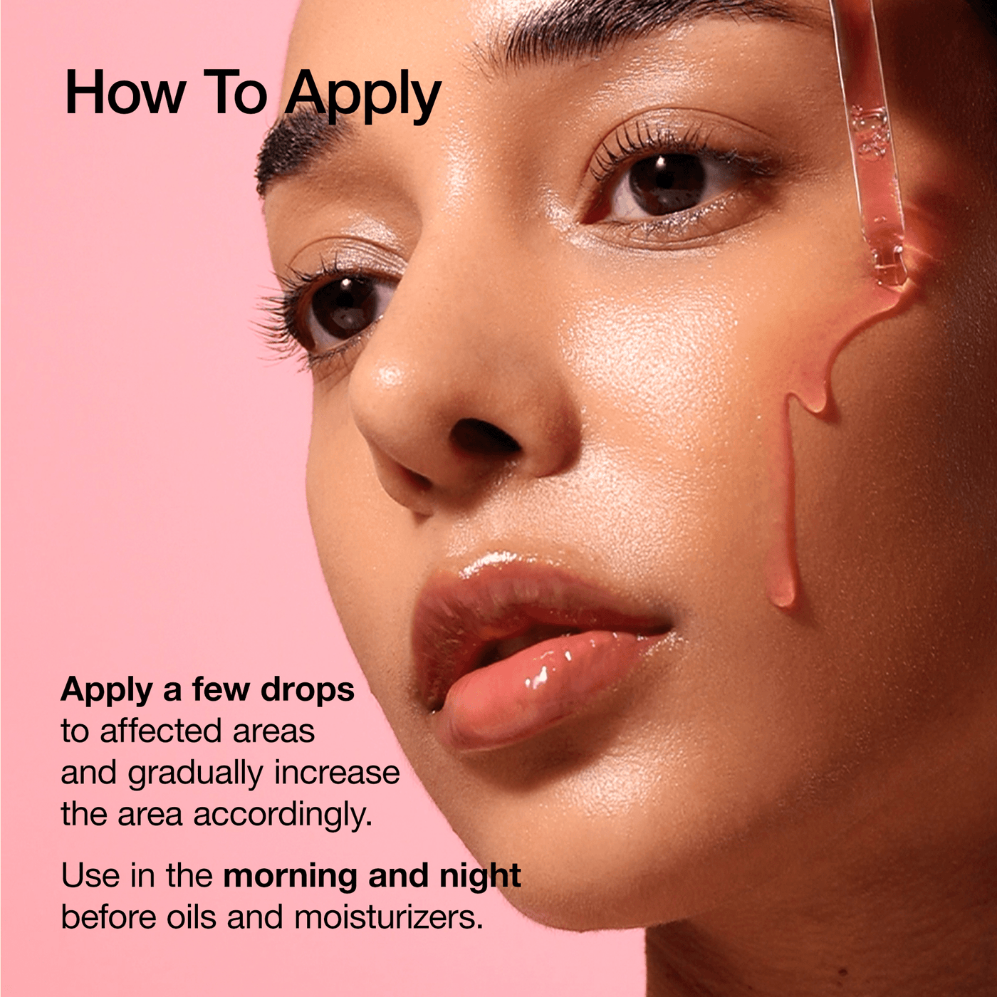 Primer plano de una mujer aplicando el serum Anua Niacinamide 10 + TXA 4 con pipeta, gotas rosadas sobre la mejilla, fondo rosado y piel luminosa.