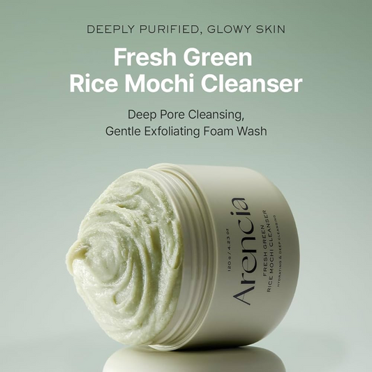 arro del Arencia Fresh Green Rice Mochi Cleanser acostado y abierto mostrando textura verde cremosa, sobre fondo verde suave con textos promocionales de sus beneficios.