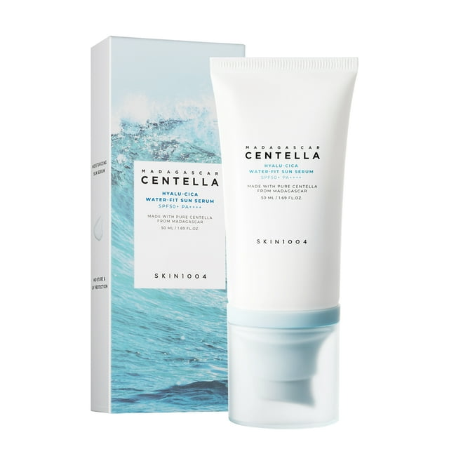 Fotografía de estudio del Hyalu‑Cica Water‑Fit Sun Serum de SKIN1004 mostrando el tubo blanco con base azul claro junto a su caja decorada con un motivo de ola. Esta presentación evidencia la fórmula innovadora con ácido hialurónico y Centella Asiática de Madagascar que brinda protección solar SPF50+ PA++++ e hidratación intensa sin efecto blanqueador
