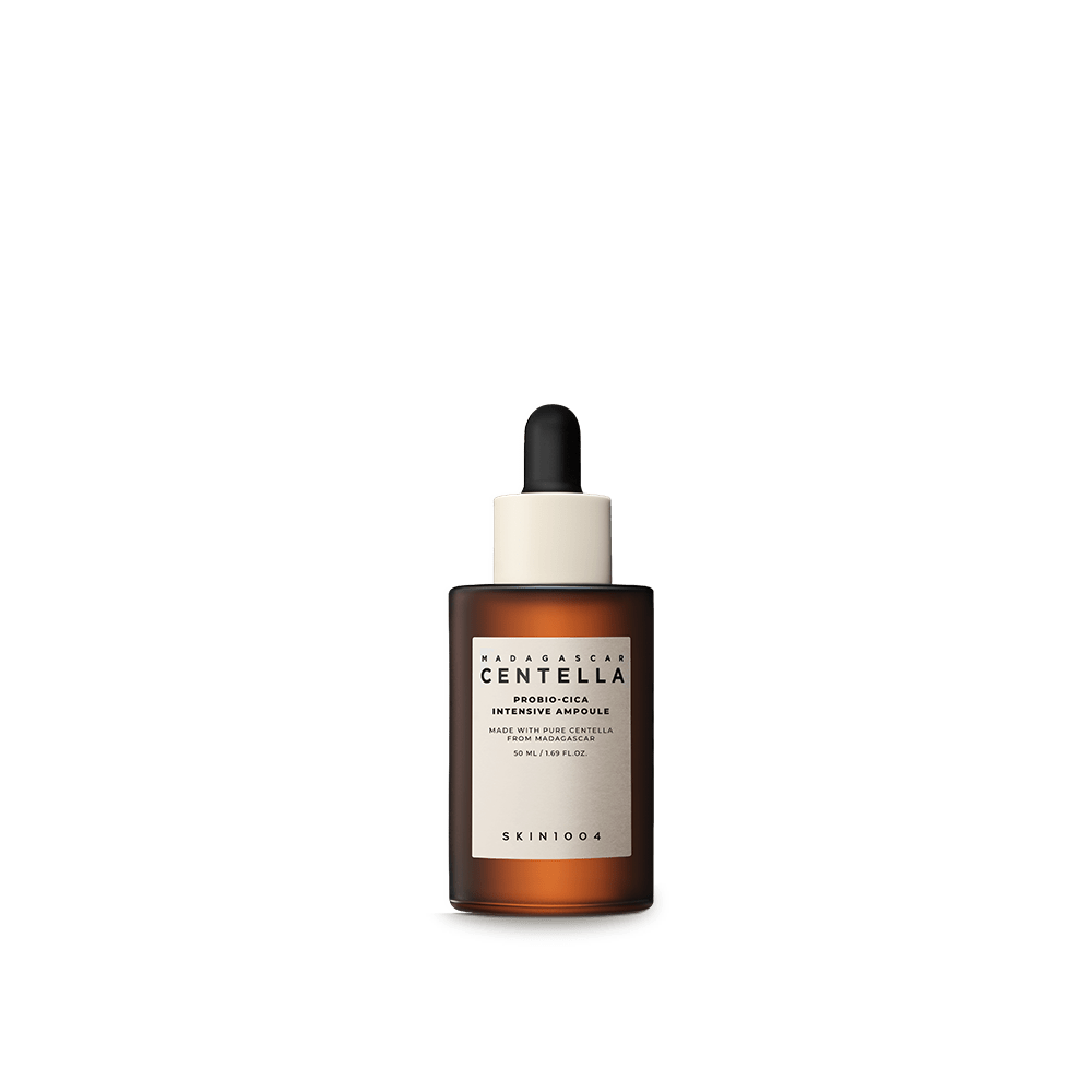Botella ámbar de 50 ml del sérum concentrado Probio‑Cica Intensive Ampoule de SKIN1004 con gotero y etiqueta en español, fotografiada sobre fondo blanco. El producto combina Centella Asiática fermentada, ceramidas y activos botánicos para calmar e hidratar la piel