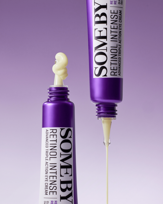 Textura cremosa saliendo del tubo de SOME BY MI Retinol Intense Advanced Triple Action Eye Cream.