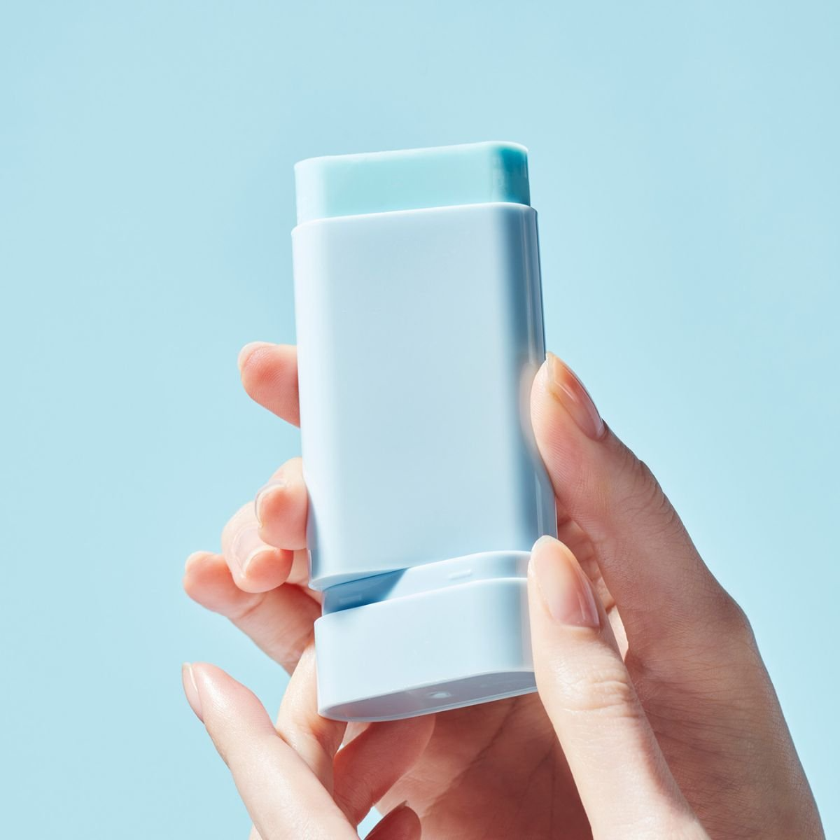 Persona sosteniendo el Tocobo Cotton Soft Sun Stick mostrando su tamaño y diseño.