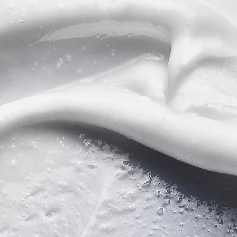 Primer plano de la textura cremosa del Anua 3+ Ceramide Panthenol Moisture Barrier Cream