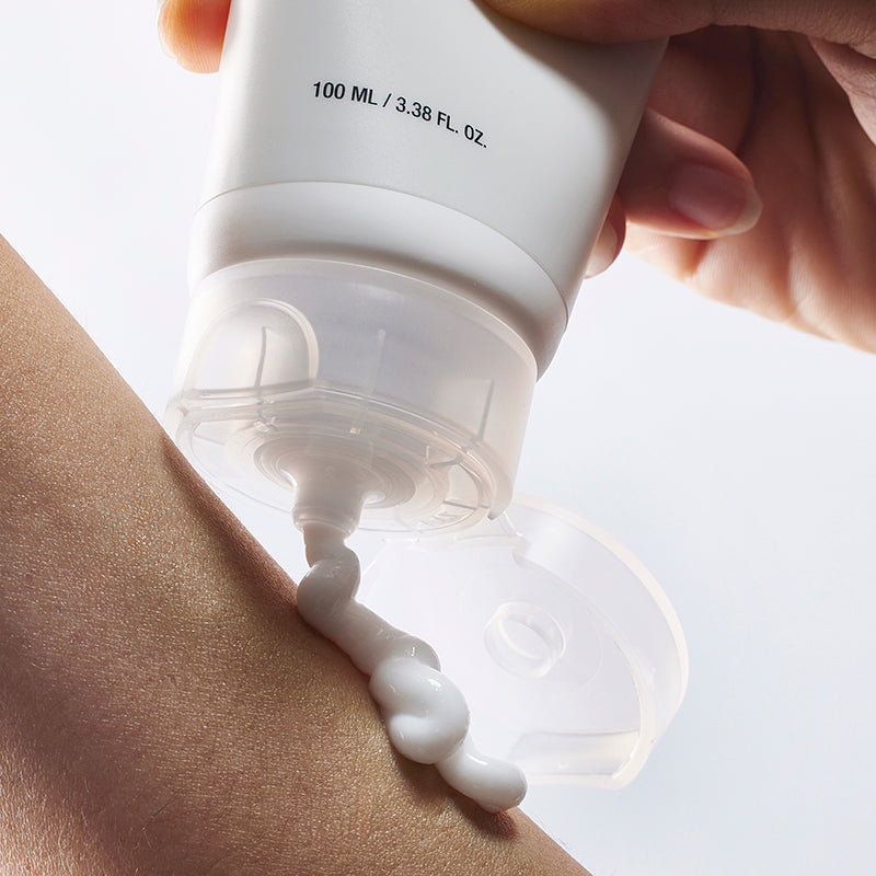 Anua 3+ Ceramide Panthenol Cream siendo exprimida sobre la piel del antebrazo