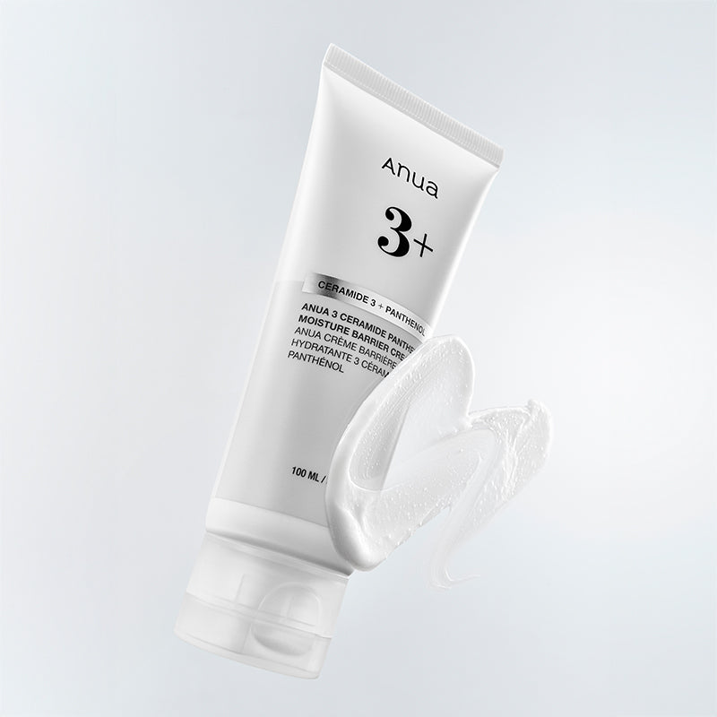 Anua 3+ Ceramide Panthenol Moisture Barrier Cream tubo inclinado con fondo claro y trazo de crema