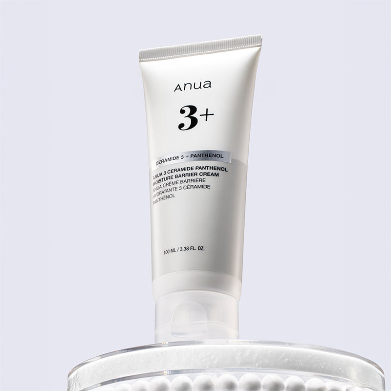 Anua 3+ Ceramide Panthenol Cream en un pedestal de vidrio con tapa equilibrada