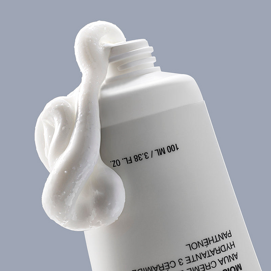 Anua 3+ Ceramide Panthenol Moisture Barrier Cream tubo invertido vertiendo crema espesa sobre fondo gris