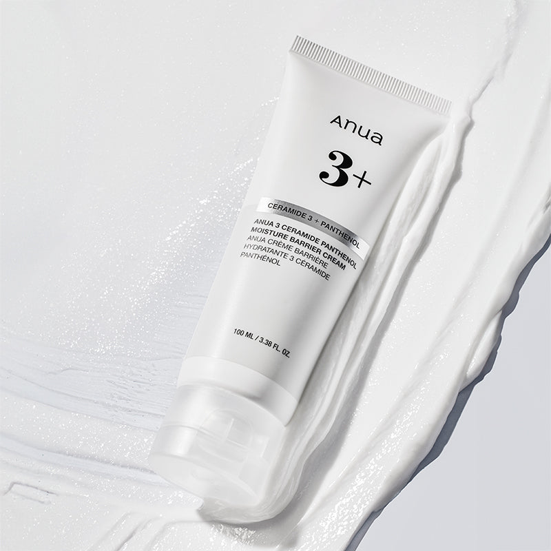 Anua 3+ Ceramide Panthenol Moisture Barrier Cream acostado sobre una capa de crema extendida