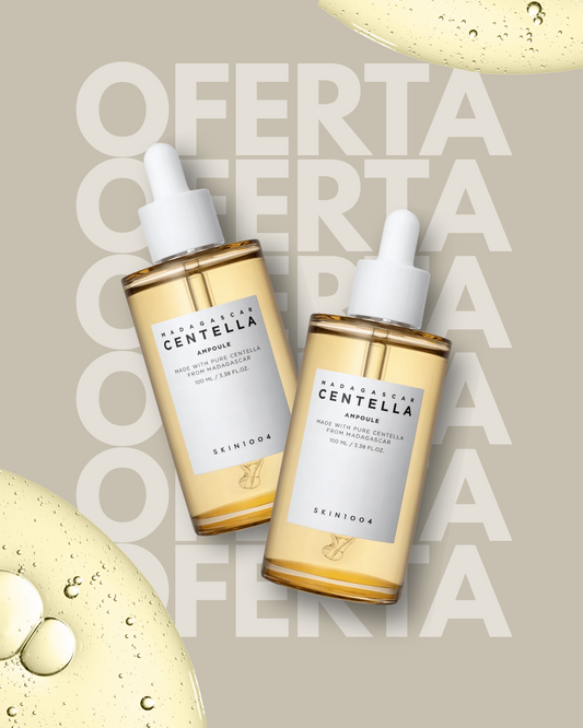 “Dos frascos de ampolla Skin1004 Madagascar Centella de 100 ml con gotero, inclinados uno sobre otro, sobre un fondo beige donde se repite la palabra ‘OFERTA’ en letras grandes y semitransparentes; en las esquinas aparecen burbujas de suero magnificado.