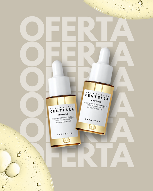 “Dos frascos de ampolla Skin1004 Madagascar Centella de 30 ml con gotero, inclinados uno sobre otro, sobre un fondo beige donde se repite la palabra ‘OFERTA’ en letras grandes y semitransparentes; en las esquinas aparecen burbujas de suero magnificado.