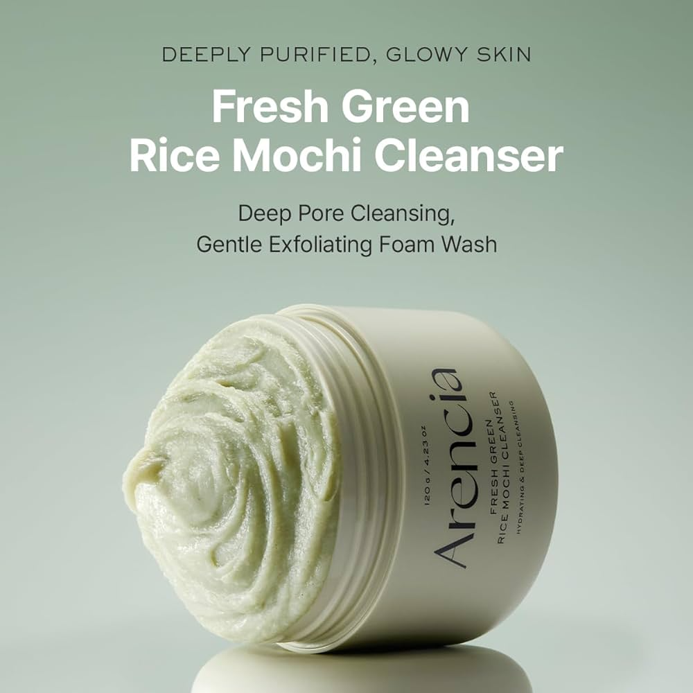 arro del Arencia Fresh Green Rice Mochi Cleanser acostado y abierto mostrando textura verde cremosa, sobre fondo verde suave con textos promocionales de sus beneficios.
