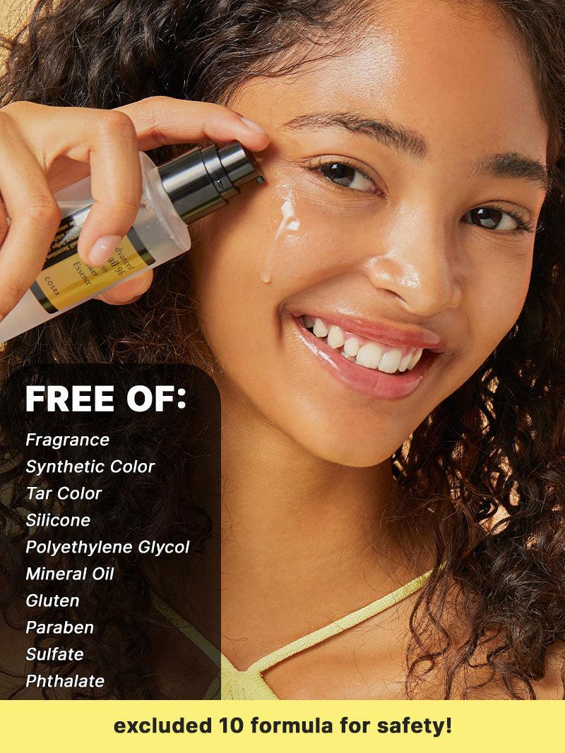Mujer joven de piel luminosa aplicando COSRX Advanced Snail 96 Mucin Power Essence en su rostro, sonriendo frente a cámara con fondo neutro cálido.