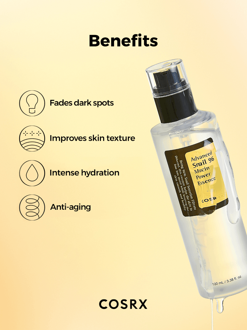 Botella transparente de COSRX Advanced Snail 96 Mucin Power Essence flotando sobre fondo degradado amarillo con lista de beneficios ilustrados por íconos minimalistas.