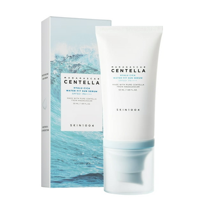 Fotografía de estudio del Hyalu‑Cica Water‑Fit Sun Serum de SKIN1004 mostrando el tubo blanco con base azul claro junto a su caja decorada con un motivo de ola. Esta presentación evidencia la fórmula innovadora con ácido hialurónico y Centella Asiática de Madagascar que brinda protección solar SPF50+ PA++++ e hidratación intensa sin efecto blanqueador
