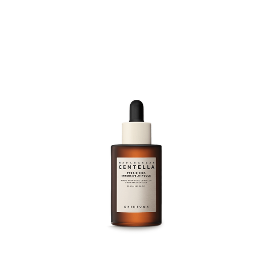 Botella ámbar de 50 ml del sérum concentrado Probio‑Cica Intensive Ampoule de SKIN1004 con gotero y etiqueta en español, fotografiada sobre fondo blanco. El producto combina Centella Asiática fermentada, ceramidas y activos botánicos para calmar e hidratar la piel