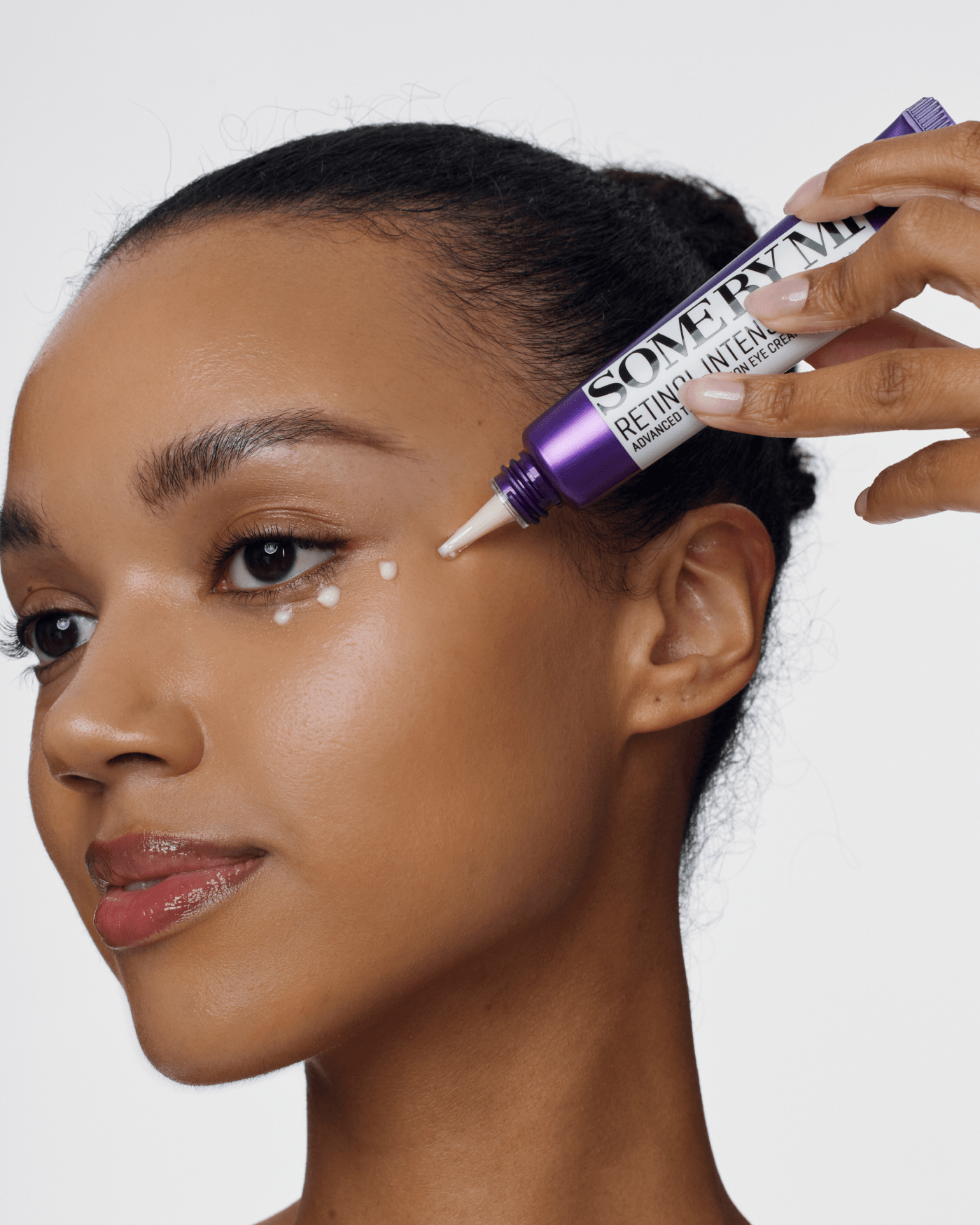Mujer aplicando SOME BY MI Retinol Intense Advanced Triple Action Eye Cream en el contorno de ojos