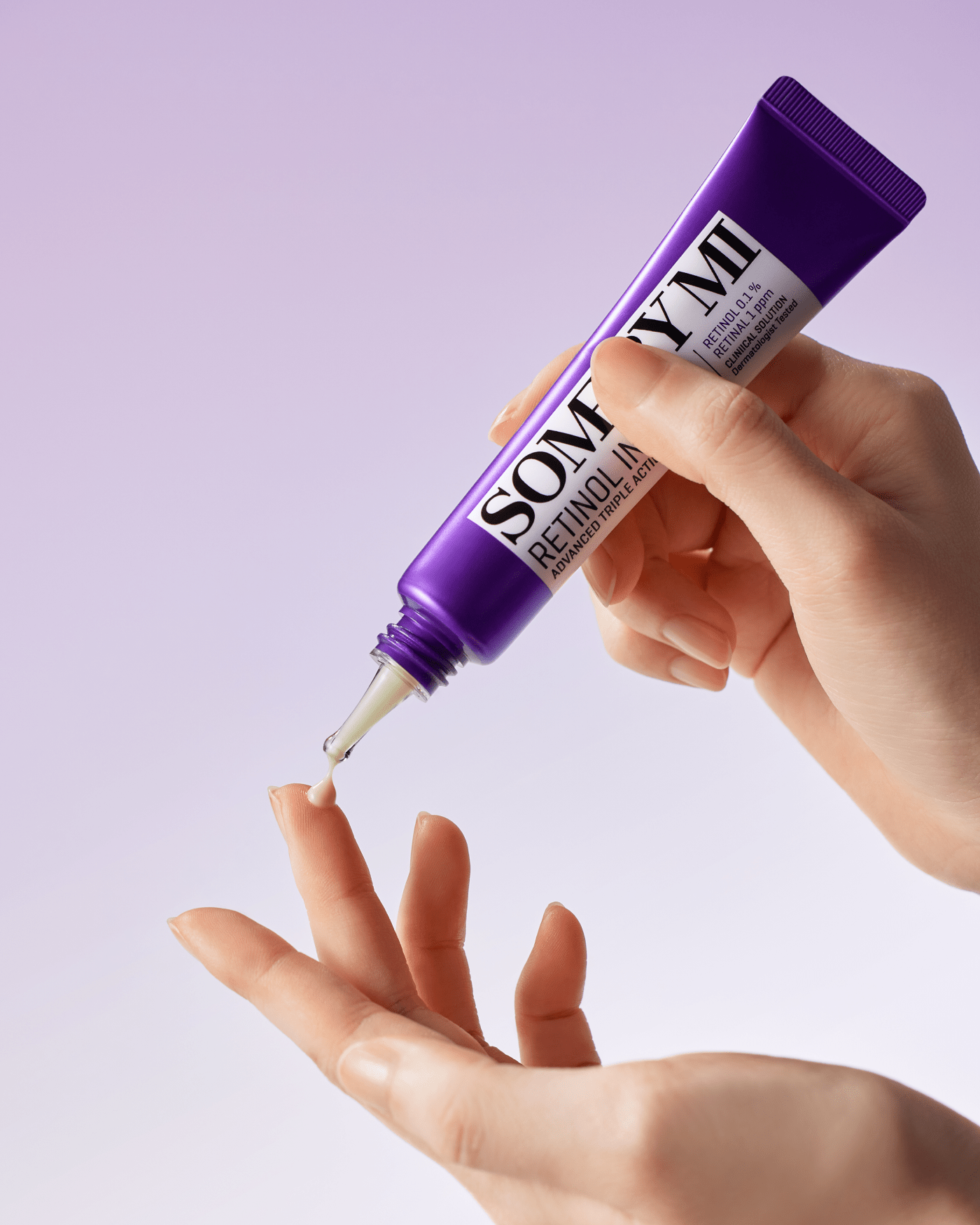 Dedo recibiendo una pequeña dosis de SOME BY MI Retinol Intense Advanced Triple Action Eye Cream.”