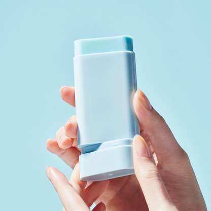 Persona sosteniendo el Tocobo Cotton Soft Sun Stick mostrando su tamaño y diseño.