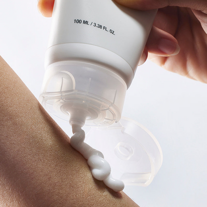 Anua 3+ Ceramide Panthenol Cream siendo exprimida sobre la piel del antebrazo