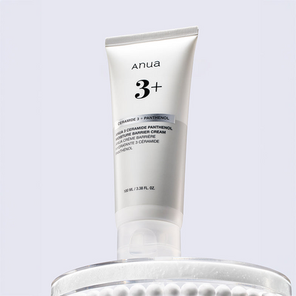 Anua 3+ Ceramide Panthenol Cream en un pedestal de vidrio con tapa equilibrada