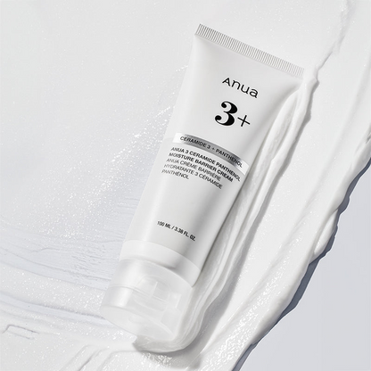 Anua 3+ Ceramide Panthenol Moisture Barrier Cream acostado sobre una capa de crema extendida