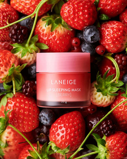 tarro de Laneige Lip Sleeping Mask Berry rodeado de fresas, frambuesas y arándanos frescos