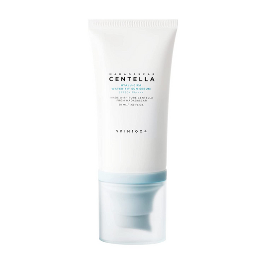 Envase blanco de 50 ml del Hyalu‑Cica Water‑Fit Sun Serum de SKIN1004 con base azul y dosificador tipo pump, fotografiado sobre fondo blanco. La ampolla en formato tubo ofrece protección solar de amplio espectro SPF50+ PA++++ y combina ácido hialurónico con Centella Asiática de Madagascar para hidratar y calmar la piel sin dejar residuo