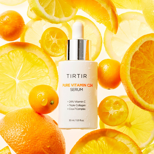 Frasco de Tirtir Pure Vitamin C24 Serum de 30 ml con pipeta, rodeado de rodajas de naranja, limón y kumquat frescos sobre fondo claro y cítrico.